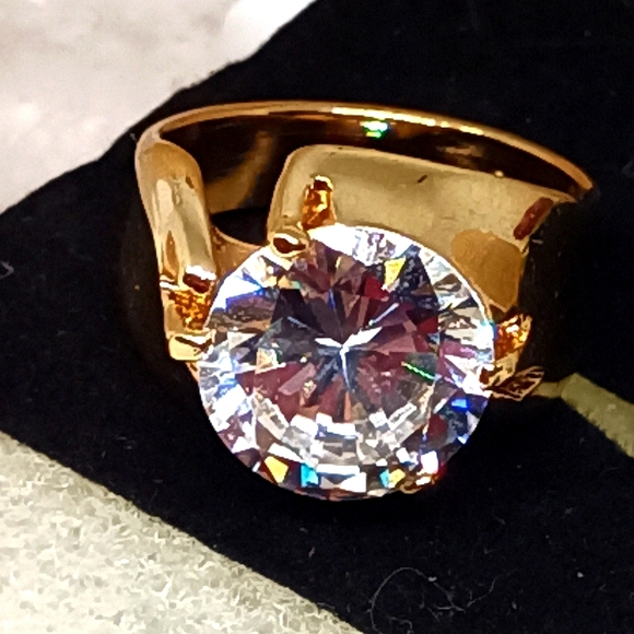Jewelry - Size 8  18k GE large ring.